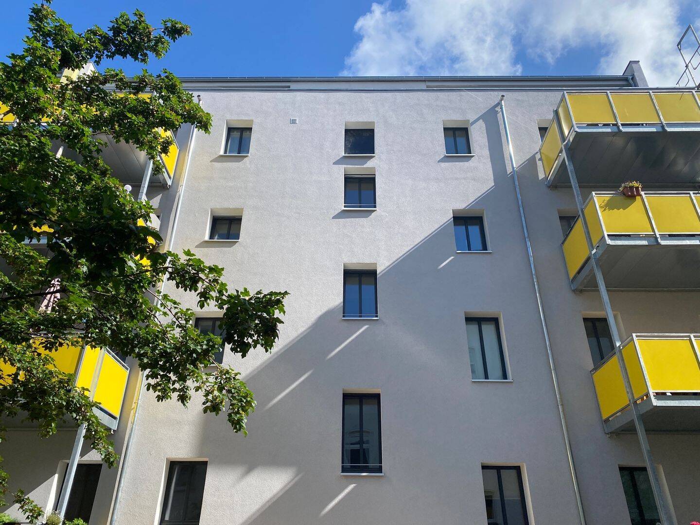 Hochwertige Wohnung mit Balkon, Wanne, Dusche, Fußbodenheizung & Einbauküche! Stellplatz möglich!, 6110 Halle (Saale) (Damaschkestraße Gesundbrunnen Innenstadt Lutherplatz Saaleaue)