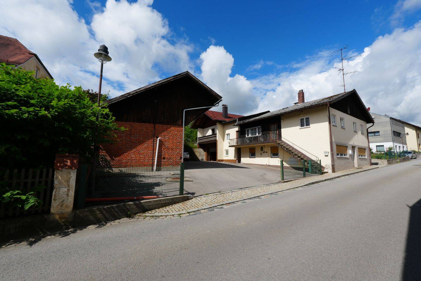 Wohnhaus mit Anbau – drei Wohnungen- 783, 84367 Reut (Tannberg)