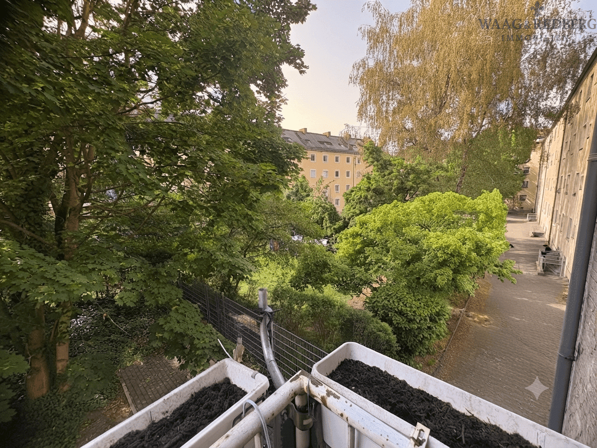 Altbau mit Balkon: Solide vermietet, 90439 Nürnberg (Großreuth bei Schweinau Schweinau Sankt Leonhard Sündersbühl)