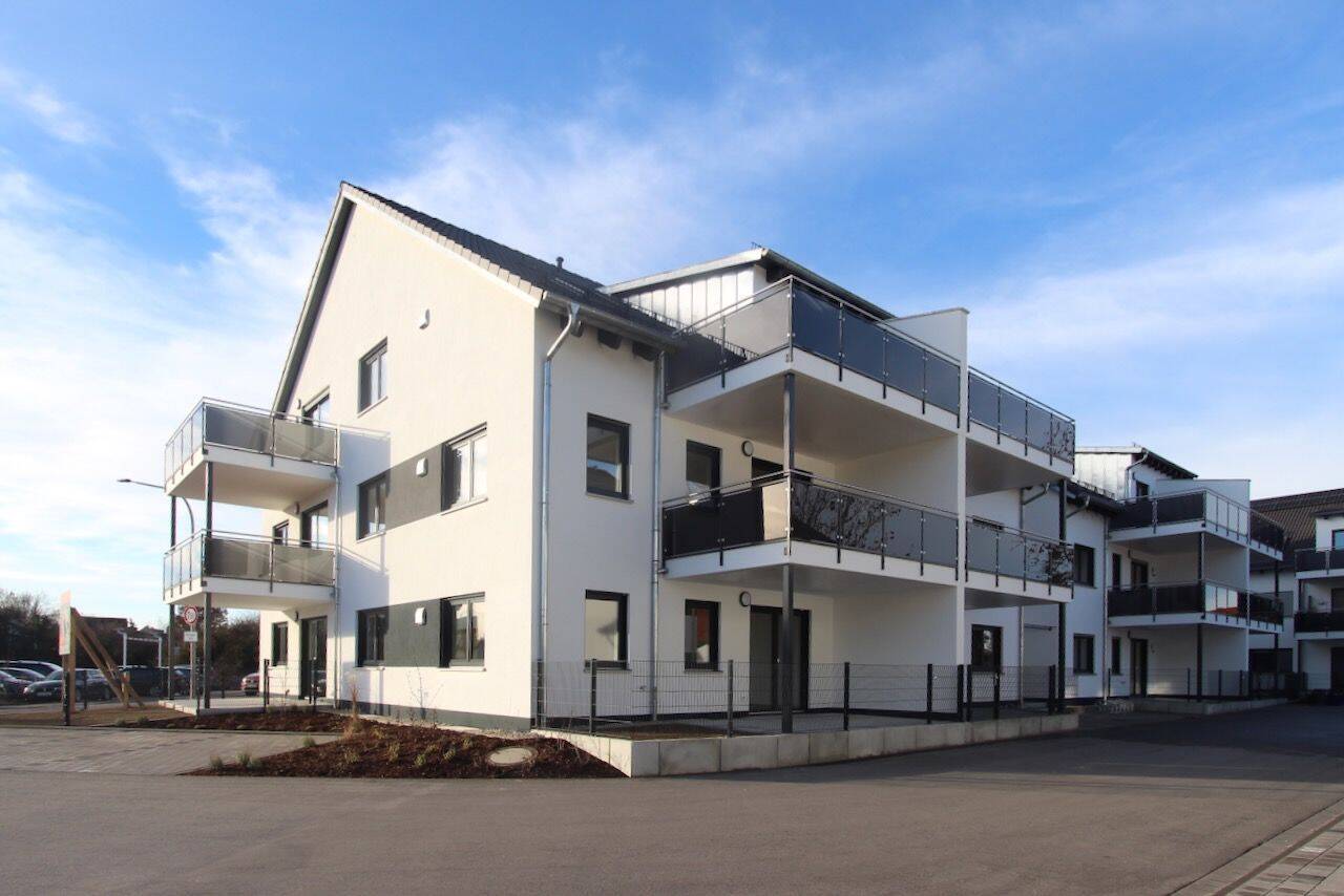 Neubau – 3-Zimmerwohnung mit Balkon; Wärmepumpe, PV-Anlage; KfW Förderung, 84069 Schierling