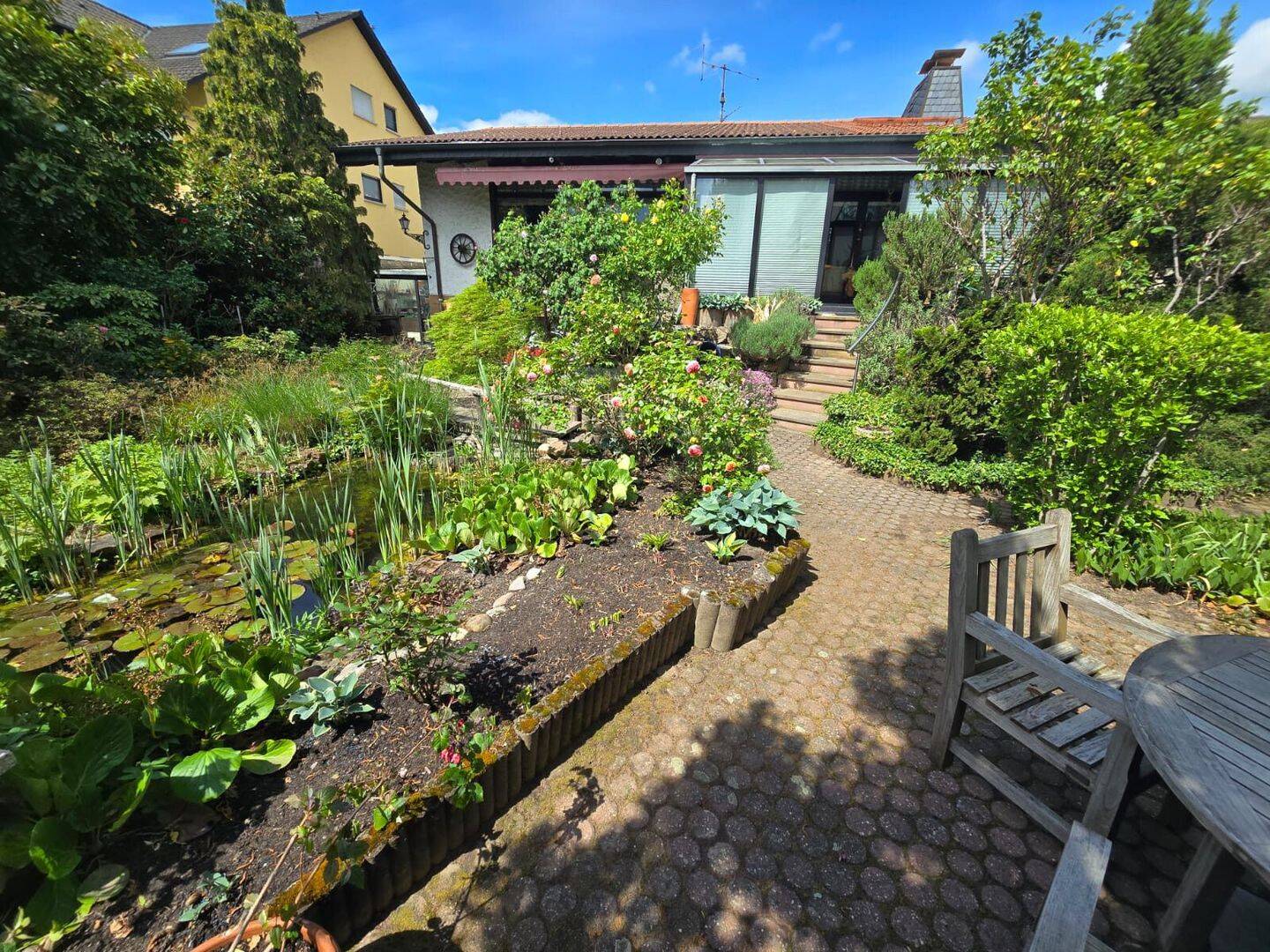 Ein Haus voller Möglichkeiten: Großzügiges Wohnen mit Galerie, Kamin und Traumgarten!, 68804 Altlußheim