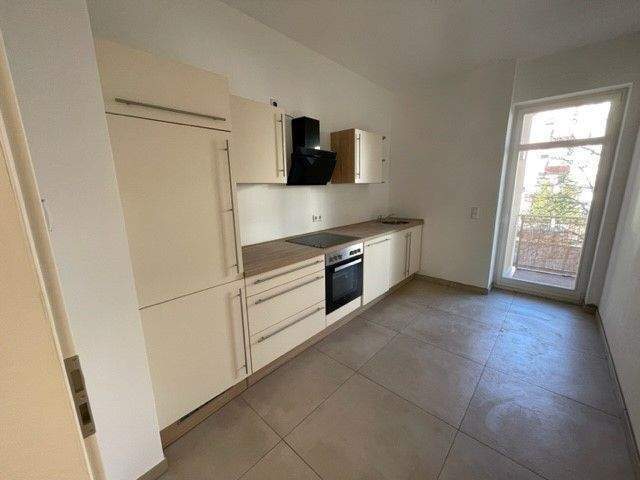 GERÄUMIGE SOWIE HOCHWERTIGE WOHNUNG MIT PARKETT, FUßBODENHEIZUNG, BALKON UND EBK, 9130 Chemnitz (Hilbersdorf Sonnenberg Yorckgebiet Zentrum)