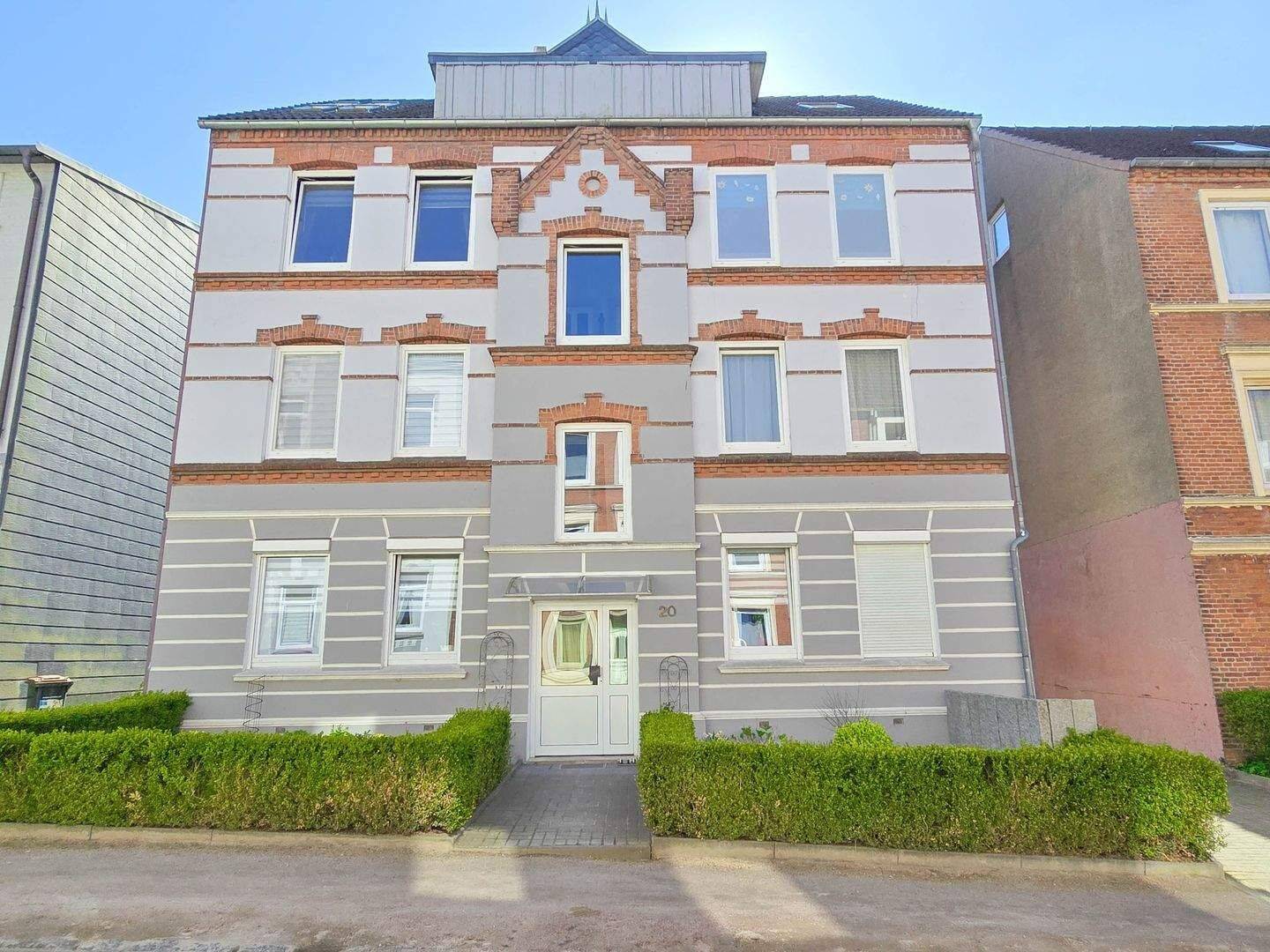 Charmantes, modernisiertes Mehrfamilienhaus mit 5 Wohnungen und Garagen in bevorzugter Lage, 24148 Kiel (Ellerbek Wellingdorf)