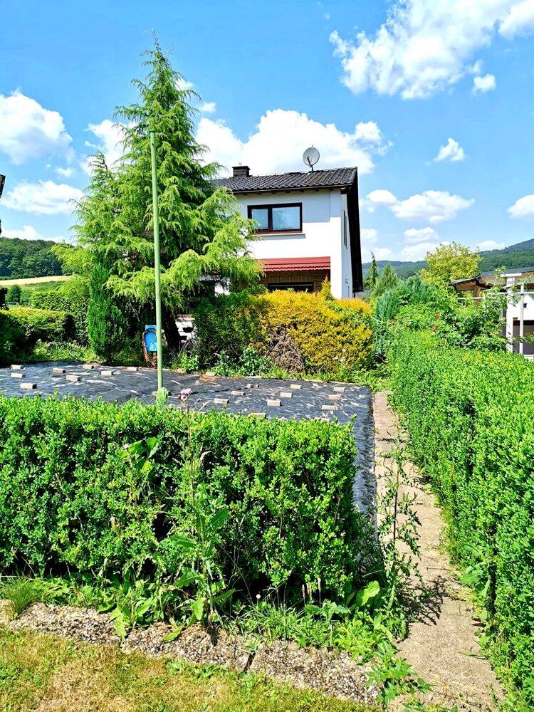 Löhnberg – Freitehendes Einfamilienhaus mit Wintergarten- Erholungsgarten – Garage, 35792 Löhnberg