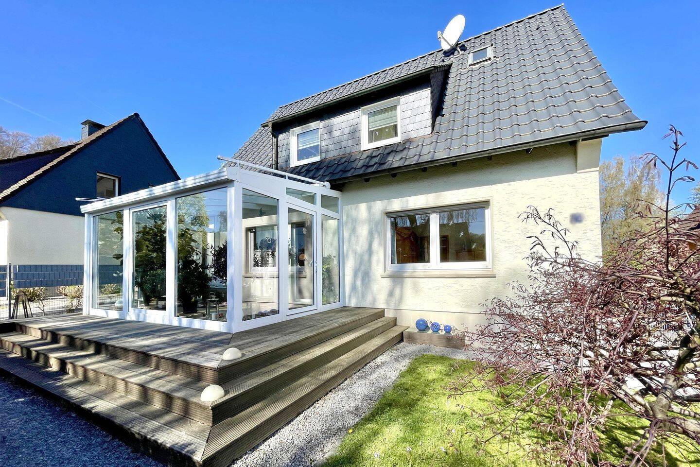 Großzügiges Zweifamilienhaus mit Wintergarten, Balkon, zwei Garagen & Carport in Haßlinghausen, 45549 Sprockhövel