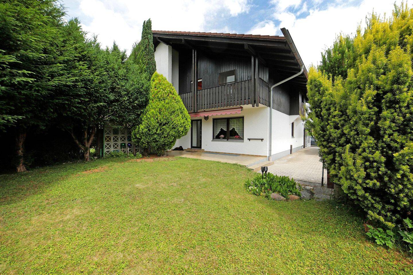 Einladende Doppelhaushälfte mit Potenzial, großem Garten und Bachzugang, 84559 Kraiburg a. Inn