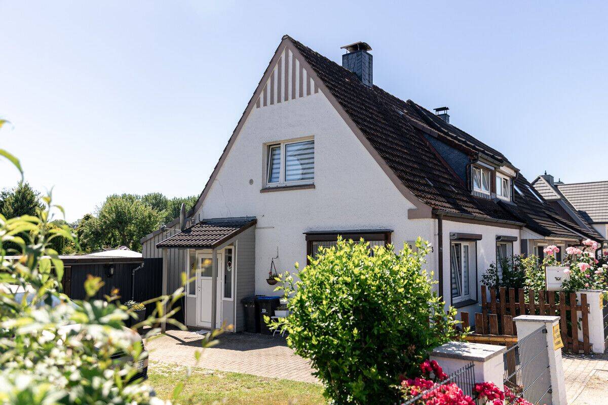 Liebevoll gepflegte Doppelhaushälfte mit traumhaftem Garten, Grillhaus und idyllischer Teichanlage, 23701 Eutin