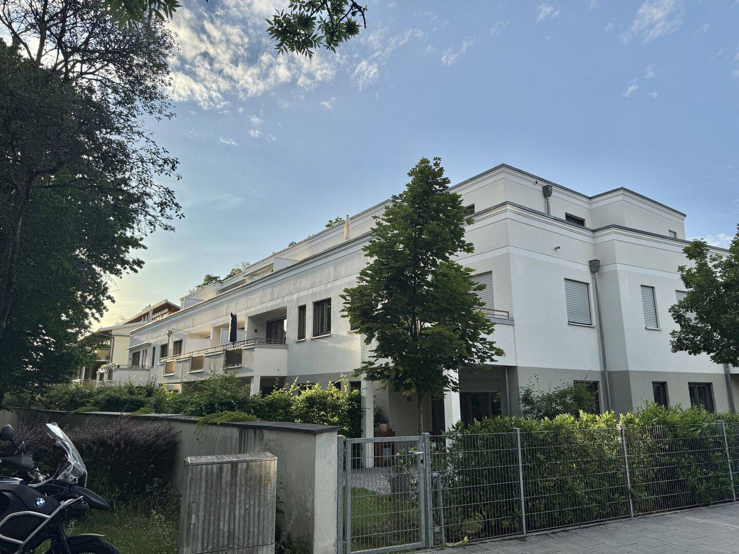 Elegante und neuwertige 3-Zimmer-Wohnung mit EBK und herrlichem Balkon – mietfrei ab 1.7.2026 – 81479 München – Bild 1 von 1