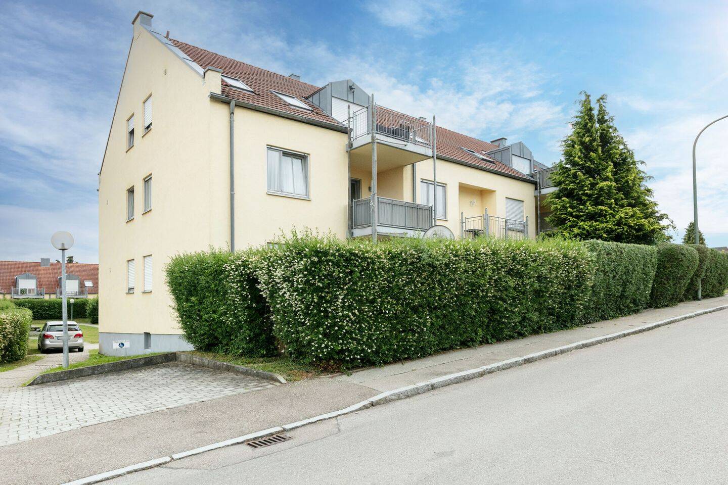 Einziehen oder clever investieren: Hübsche 3-Zimmer-Wohnung mit Loggia & TG, 89335 Ichenhausen