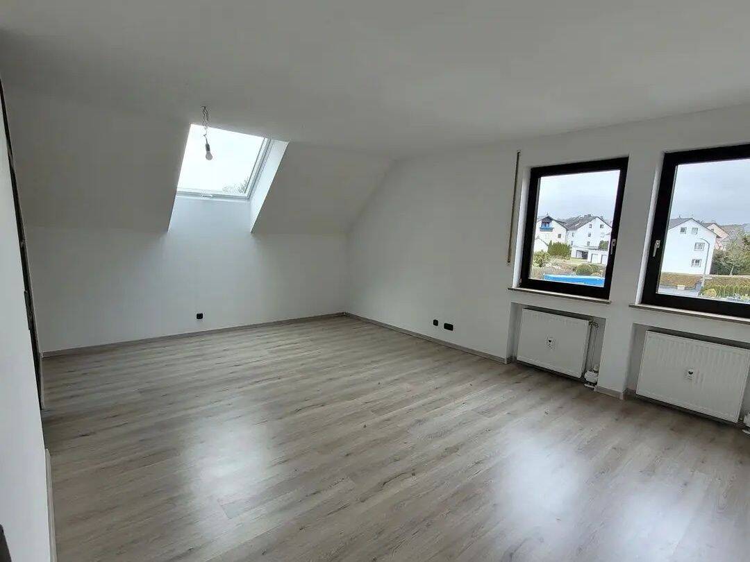 Helle 4-Zimmer-Maisonette-Wohnung mit Loggia in Röttenbach, 91341 Röttenbach