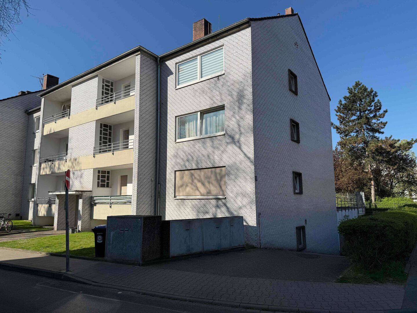 TOPPREIS FÜR ANLEGER! Vermietete 3-Zi-Wohnung inkl. Tiefgarage mit Entwicklungspotenzial, 40589 Düsseldorf