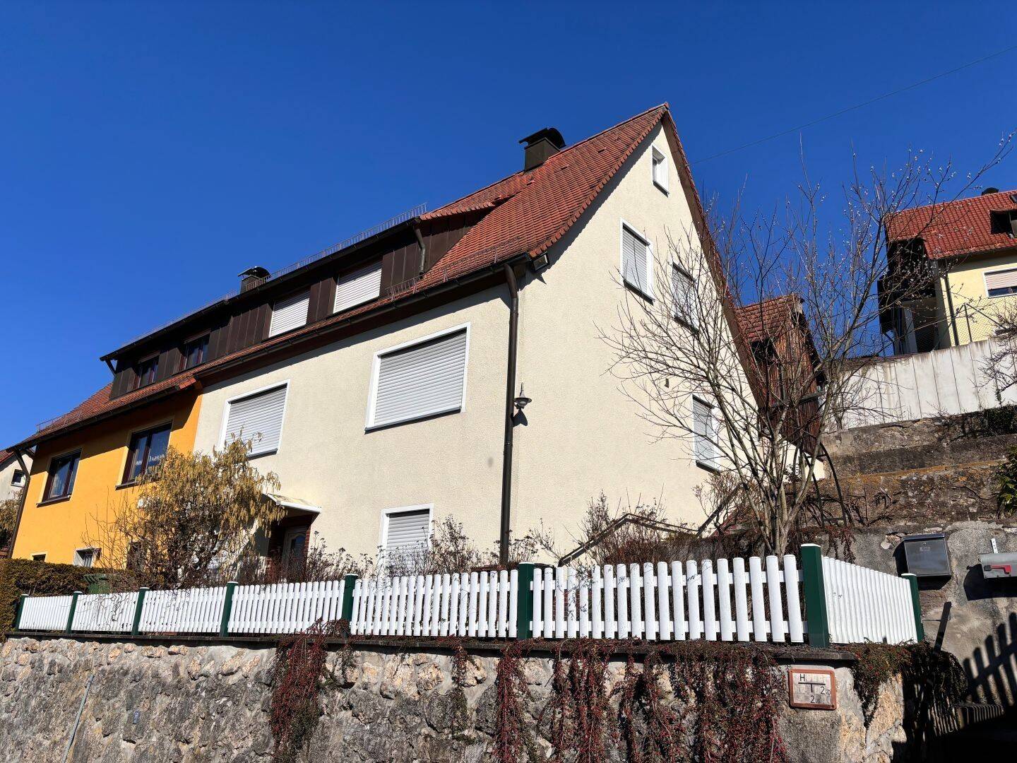 Doppelhaushälfte mit 2 Stellplätzen und herrlicher Aussicht in Velden, 91235 Velden