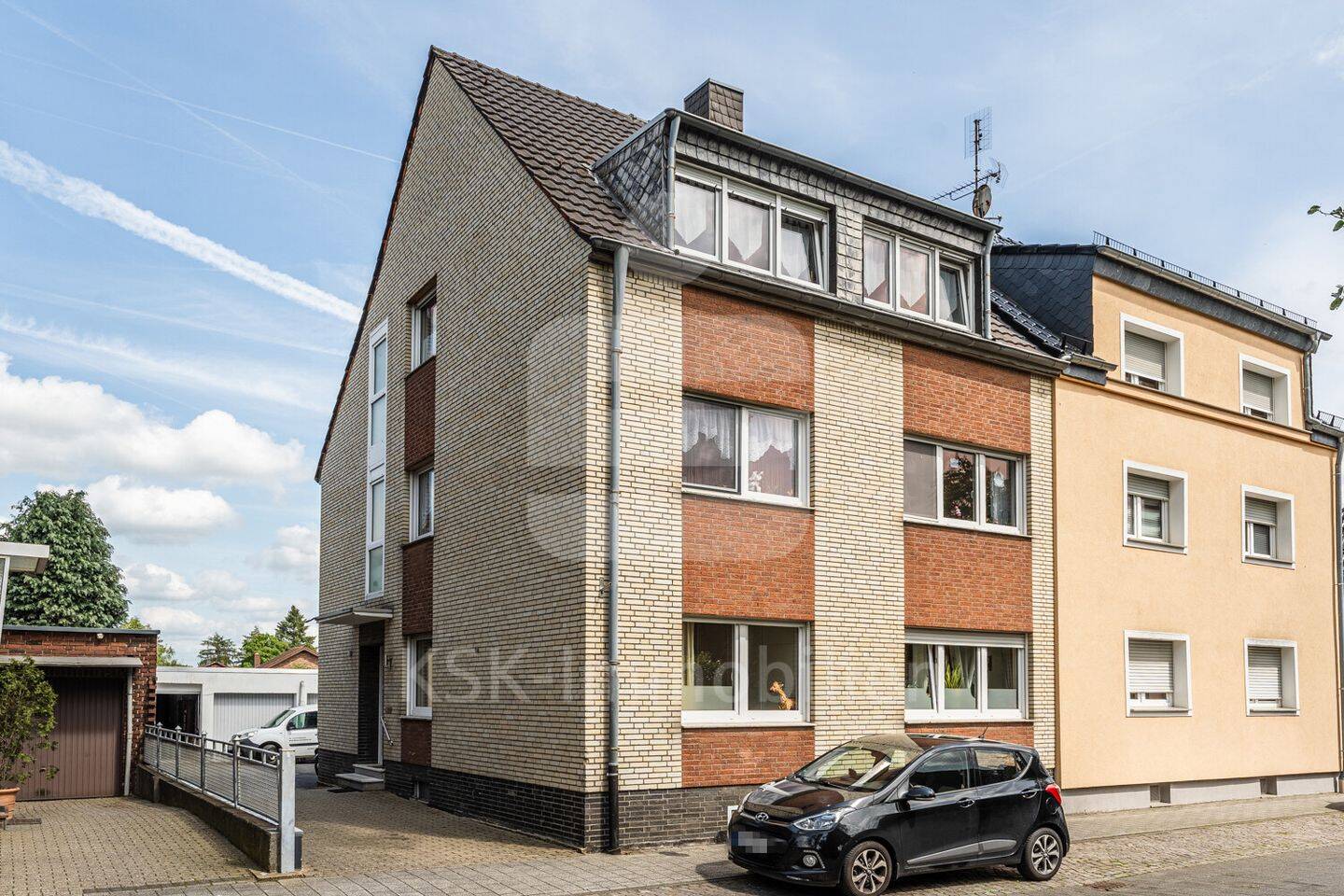 Ansprechendes Dreifamilienhaus mit großem Grundstück in zentraler Lage., 50189 Elsdorf
