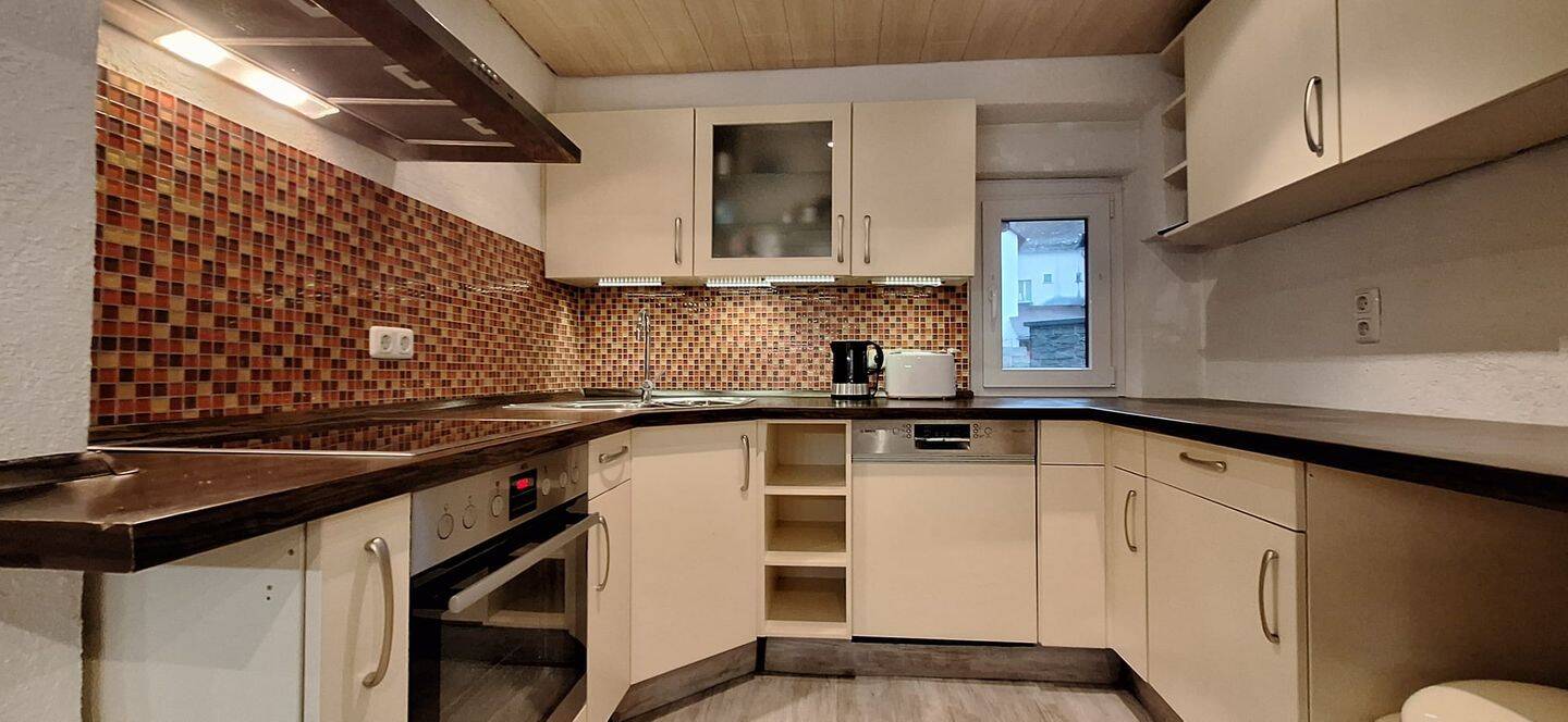 Ein sehr schönes Einfamilienhaus mit einer massiv gebauten Scheune zum Verkauf !, 35745 Herborn