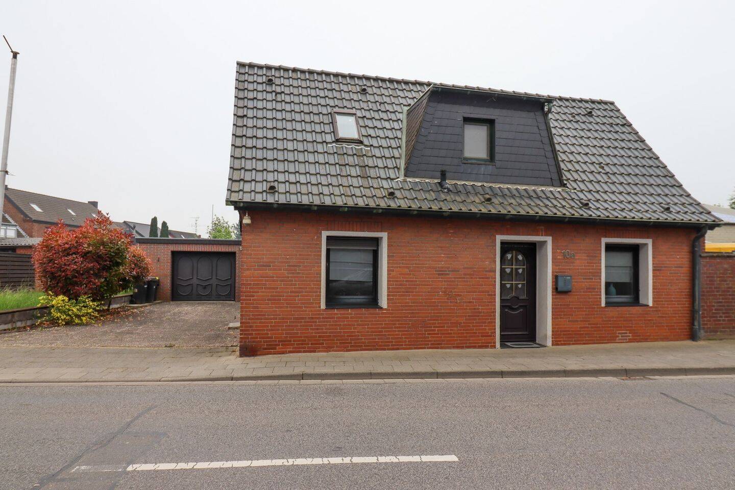 Freistehendes Einfamilienhaus in GV-Barrenstein – solide, liebevoll modernisiert, 41515 Grevenbroich