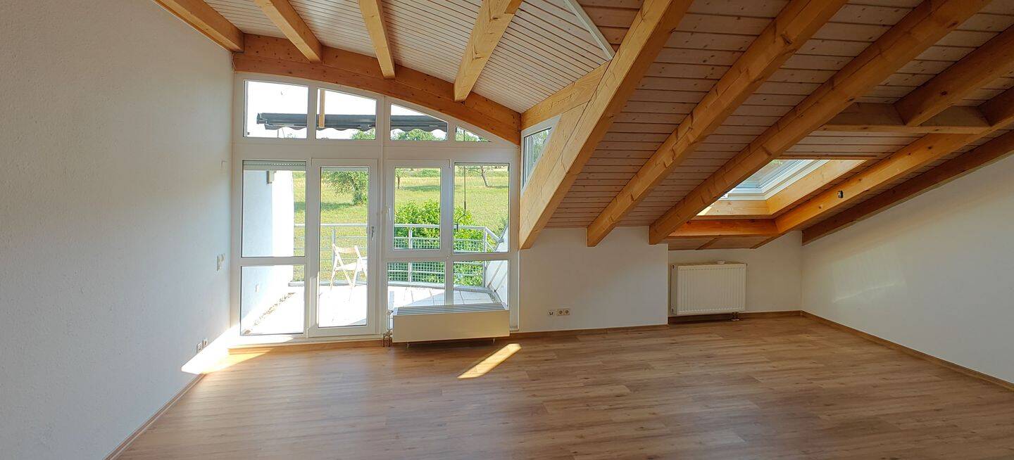 Erstbezug nach Renovierung: Traumhafte 4-Zimmer-Atelierwohnung (97m²) mit neuer EBK, 2 Balkonen, Garten & fantastischem Ausblick in Deckenpfronn, 75392 Deckenpfronn