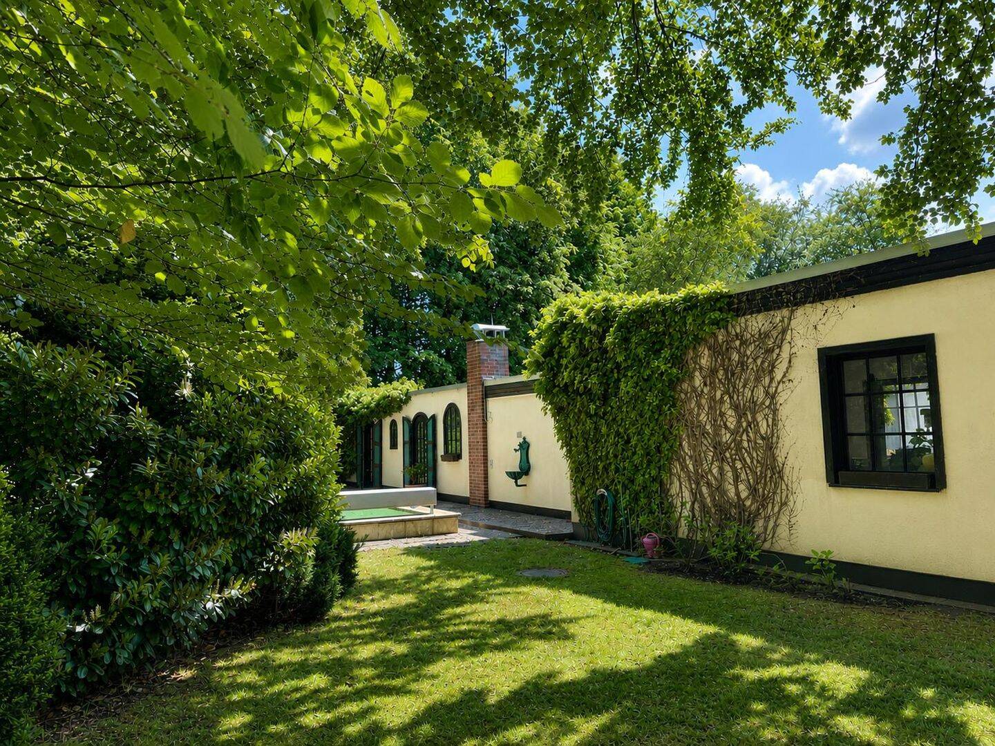 Natur trifft Wohnkomfort – Großzügiger Bungalow in exklusiver Waldrandlage, 64546 Mörfelden-Walldorf
