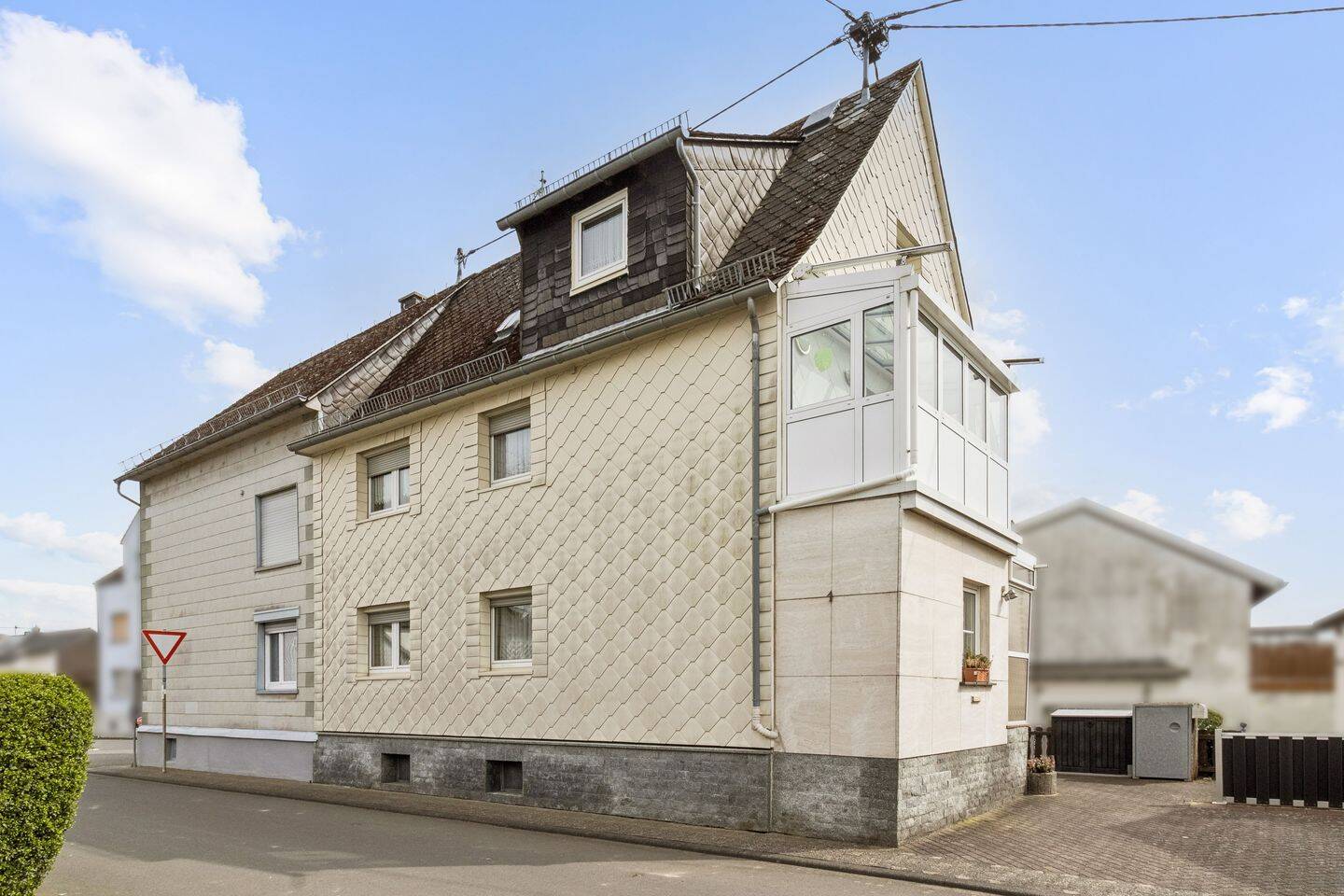 Gepflegte Immobilie in ruhiger Lage mit Doppelgarage und Garten!!!, 65558 Langenscheid