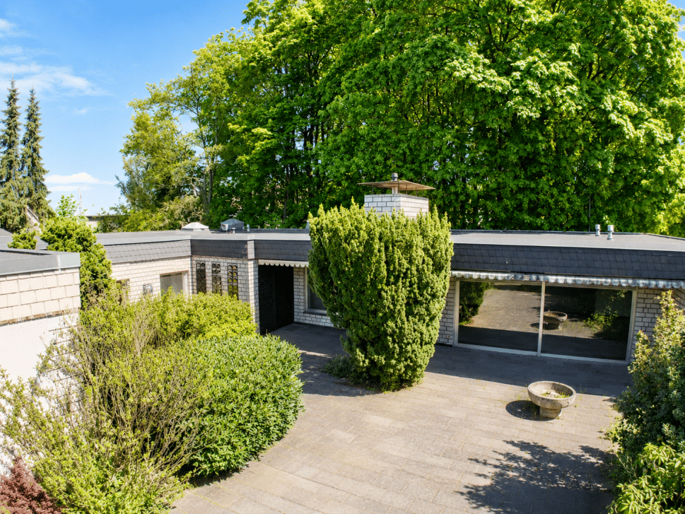Außergewöhnlicher Bungalow mit Indoor-Pool und Waldstück in Herten, 45699 Herten