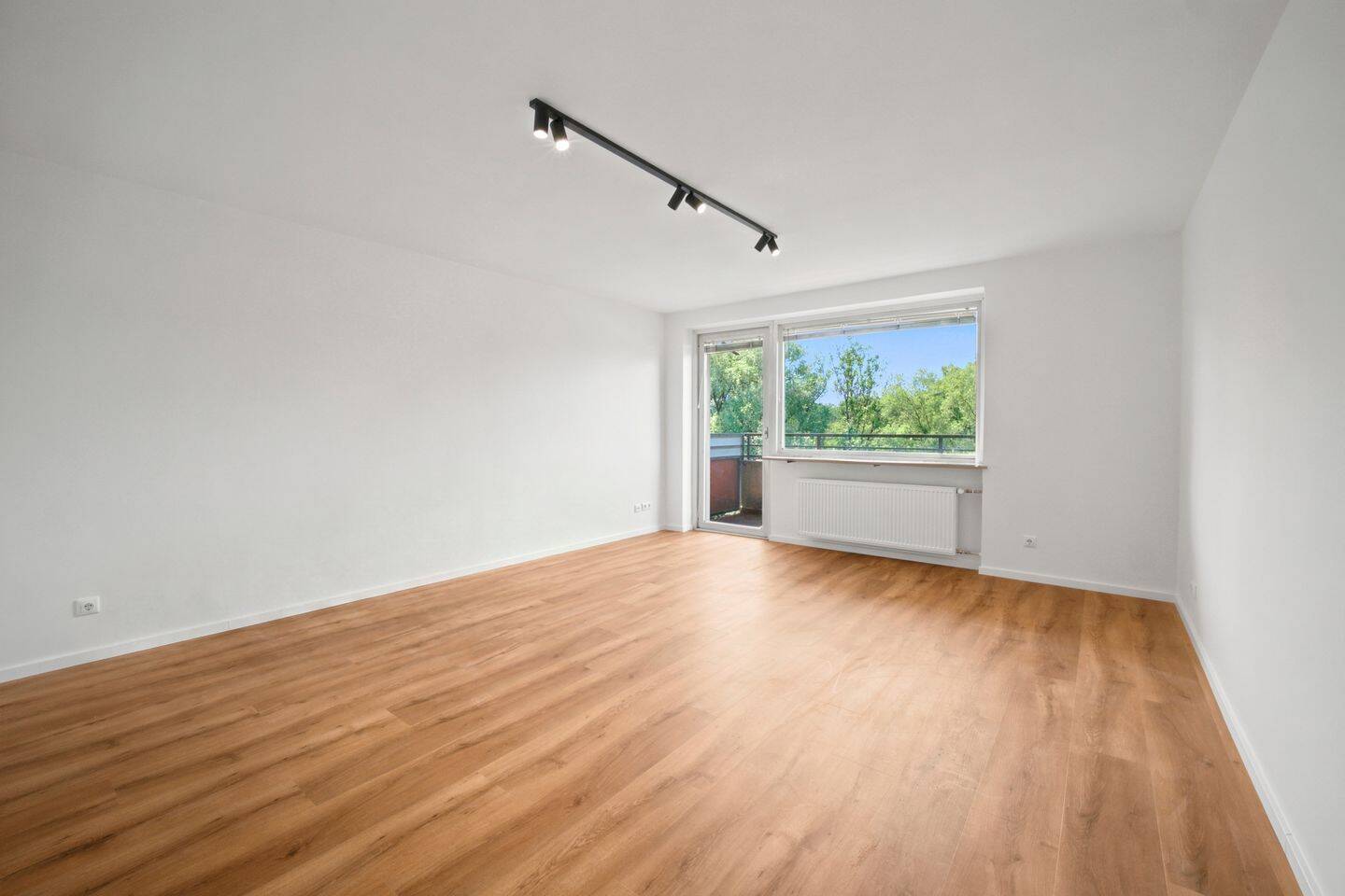 Sanierte und großzügige 2-Zi-Wohnung in naturnaher Lage mit Aufzug, Balkon und eigenem TG-Stellplatz, 81543 München (Au-Haidhausen Untergiesing-Harlaching)
