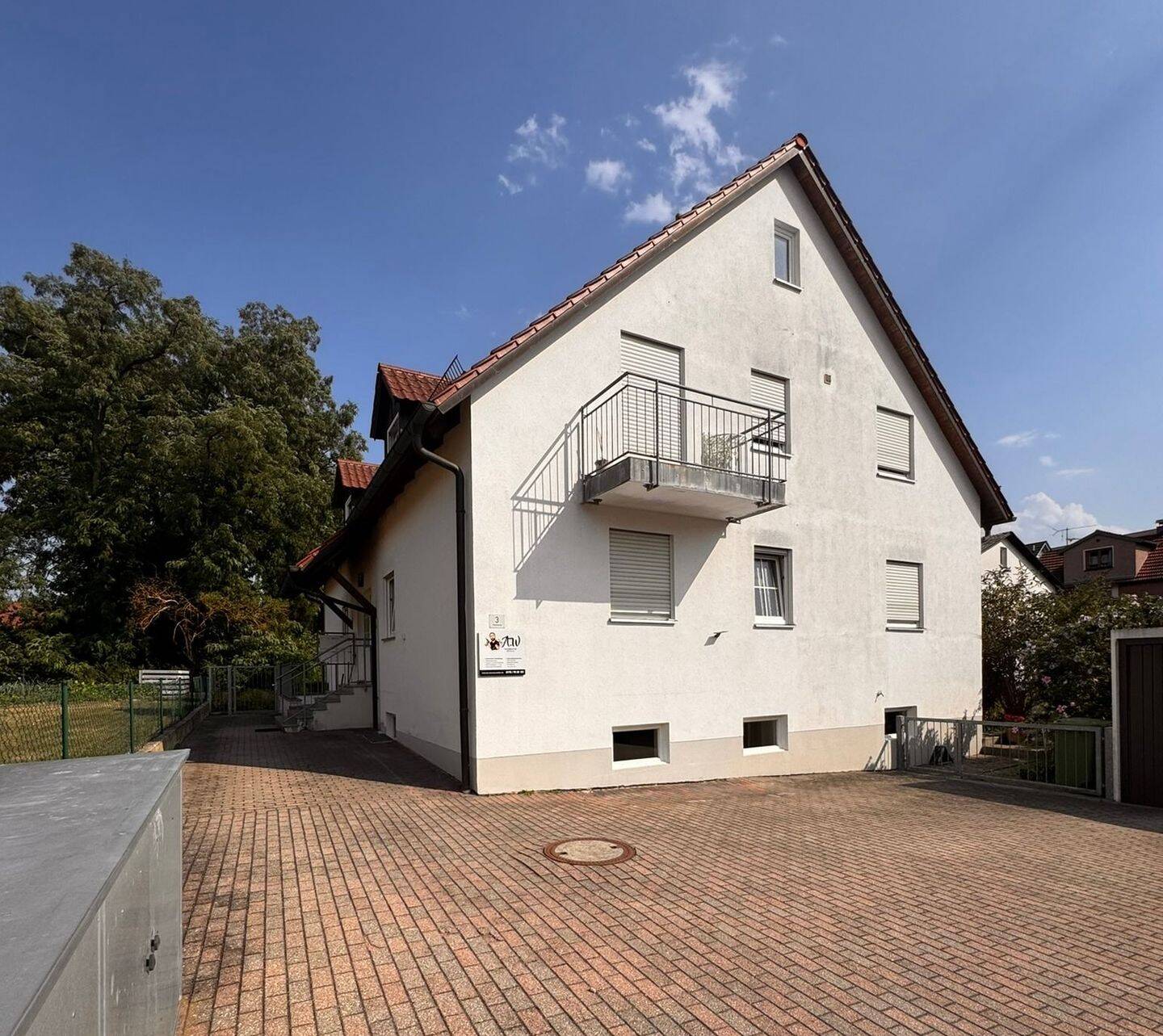 3-Zimmer-Erdgeschosswohnung mit Terrasse, Gartenanteil, Garage & Stellplatz in Regenstauf, 93128 Regenstauf