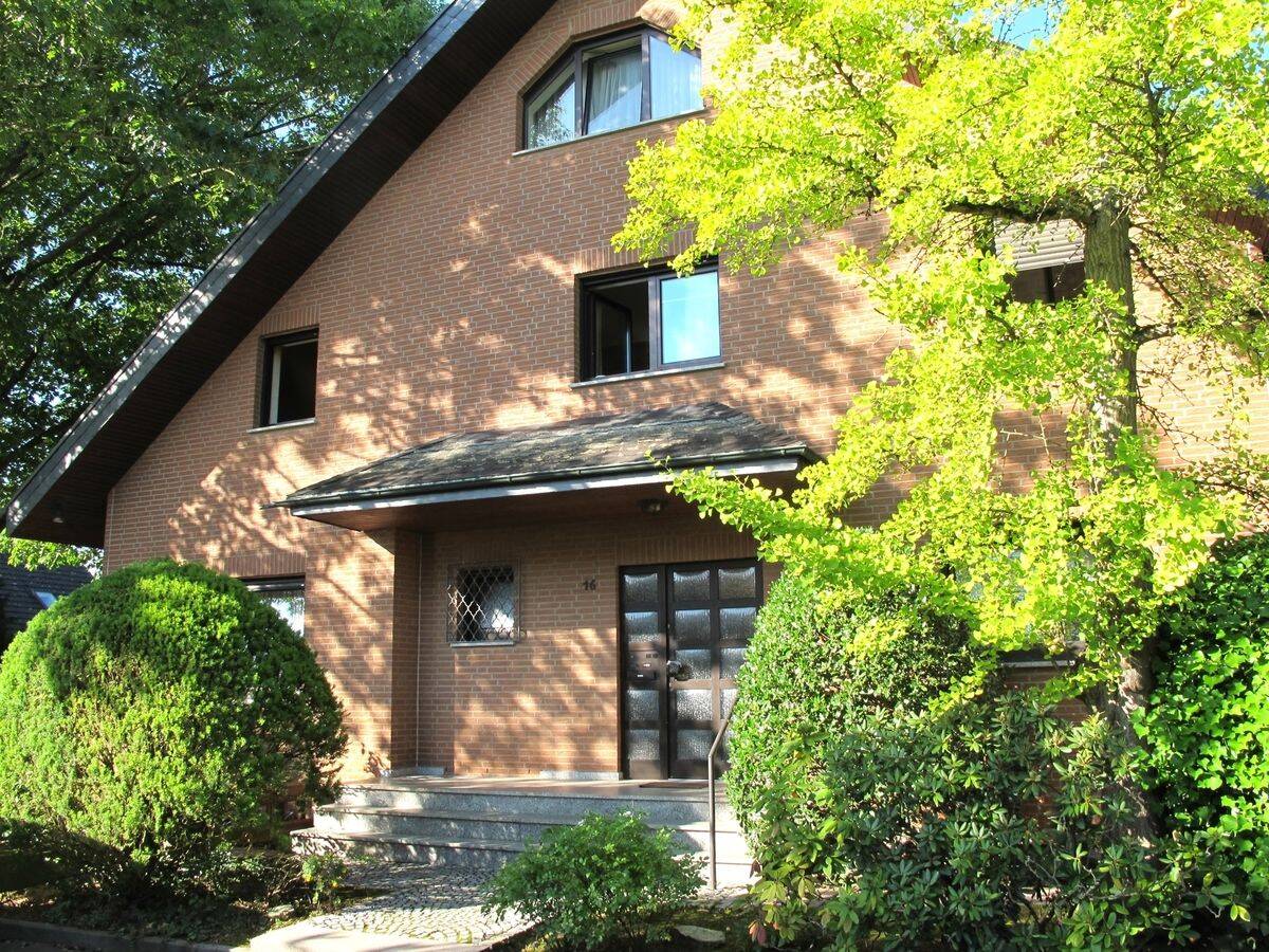 Einfamilienhaus mit integrierter Einliegerwohnung 2x Garagen und viel Platz!, 65830 Kriftel