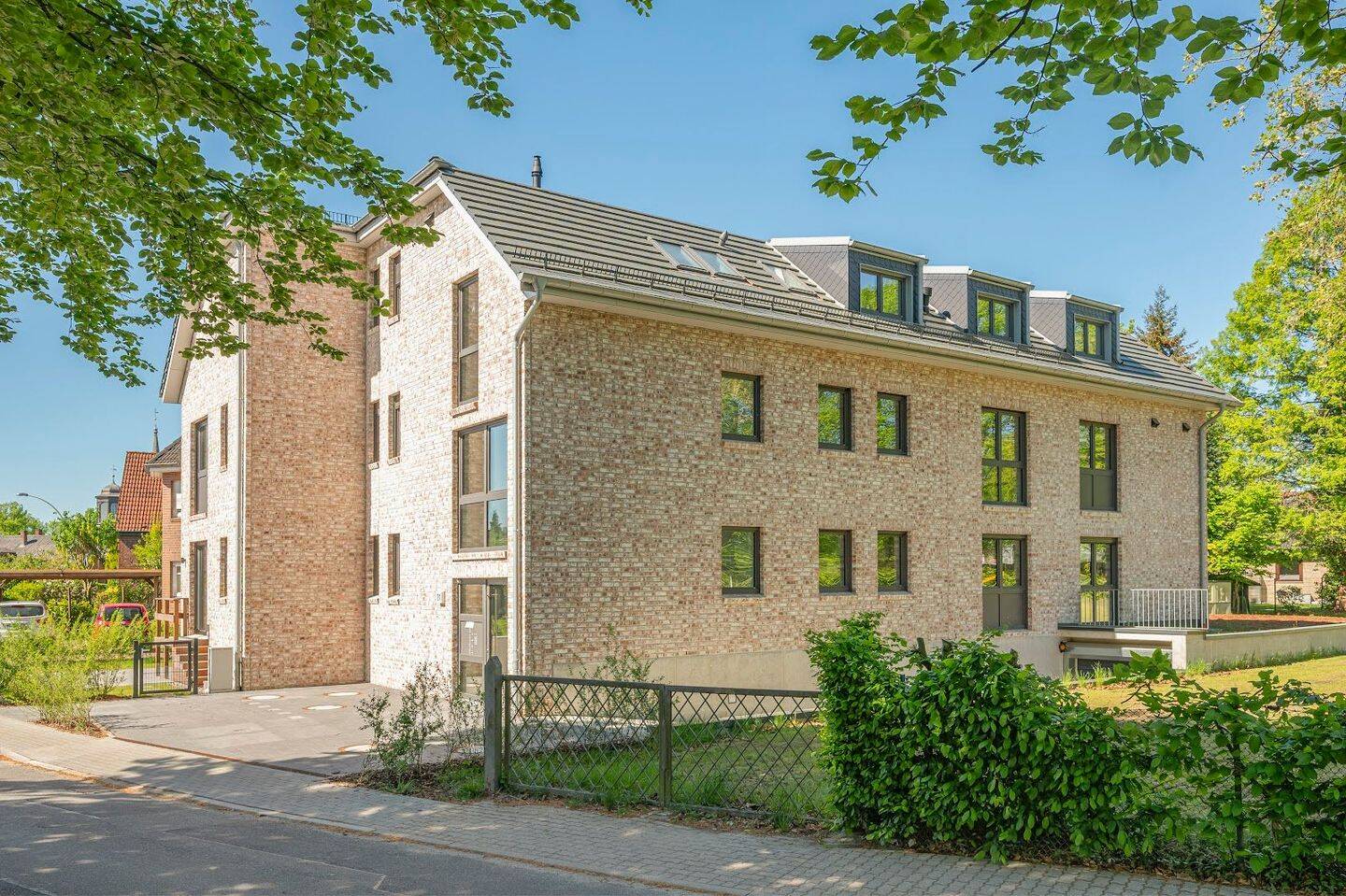 Erstbezug: 3-Zimmer-Dachgeschosswohung in attraktiver Lage von Rellingen, 25462 Rellingen
