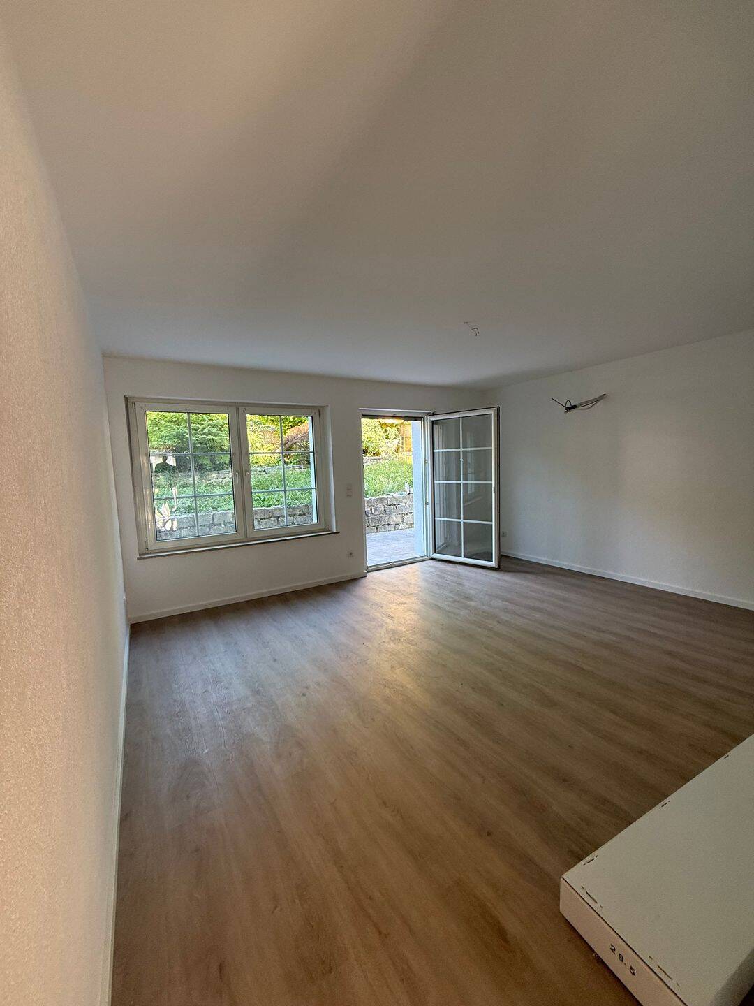 Energieeffiziente Erdgeschosswohnung mit großem Garten, Terrasse und Garage – Erstbezug nach Sanierung, 97456 Dittelbrunn
