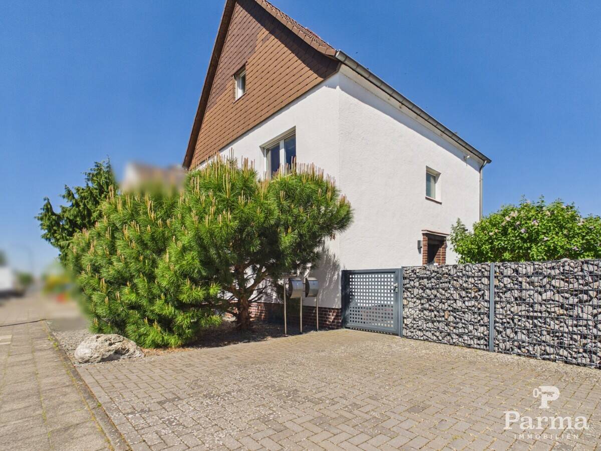 Teilvermietetes Zweifamilienhaus auf großem Grundstück in Düren-Rölsdorf, 52355 Düren