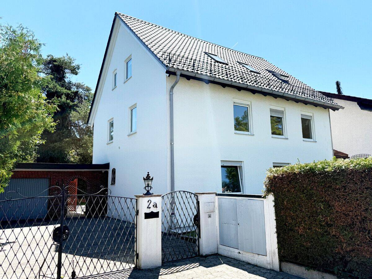 Flexibel nutzbares Ein- bis Zwei-Familien-Haus mit Garten in Gräfelfing / Lochham, 82166 Gräfelfing