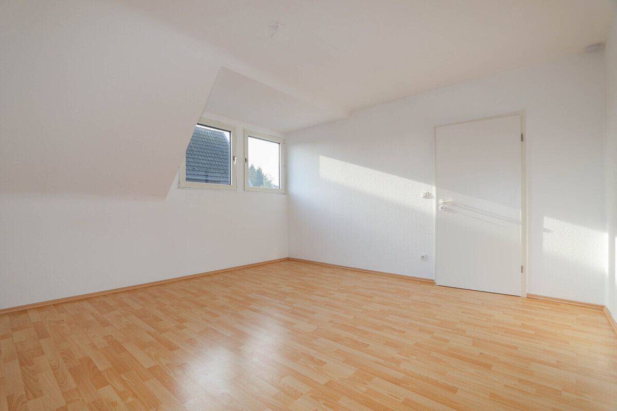 Lichtdurchflutete Dachgeschosswohnung mit Balkon zum Wohlfühlen, 41564 Kaarst