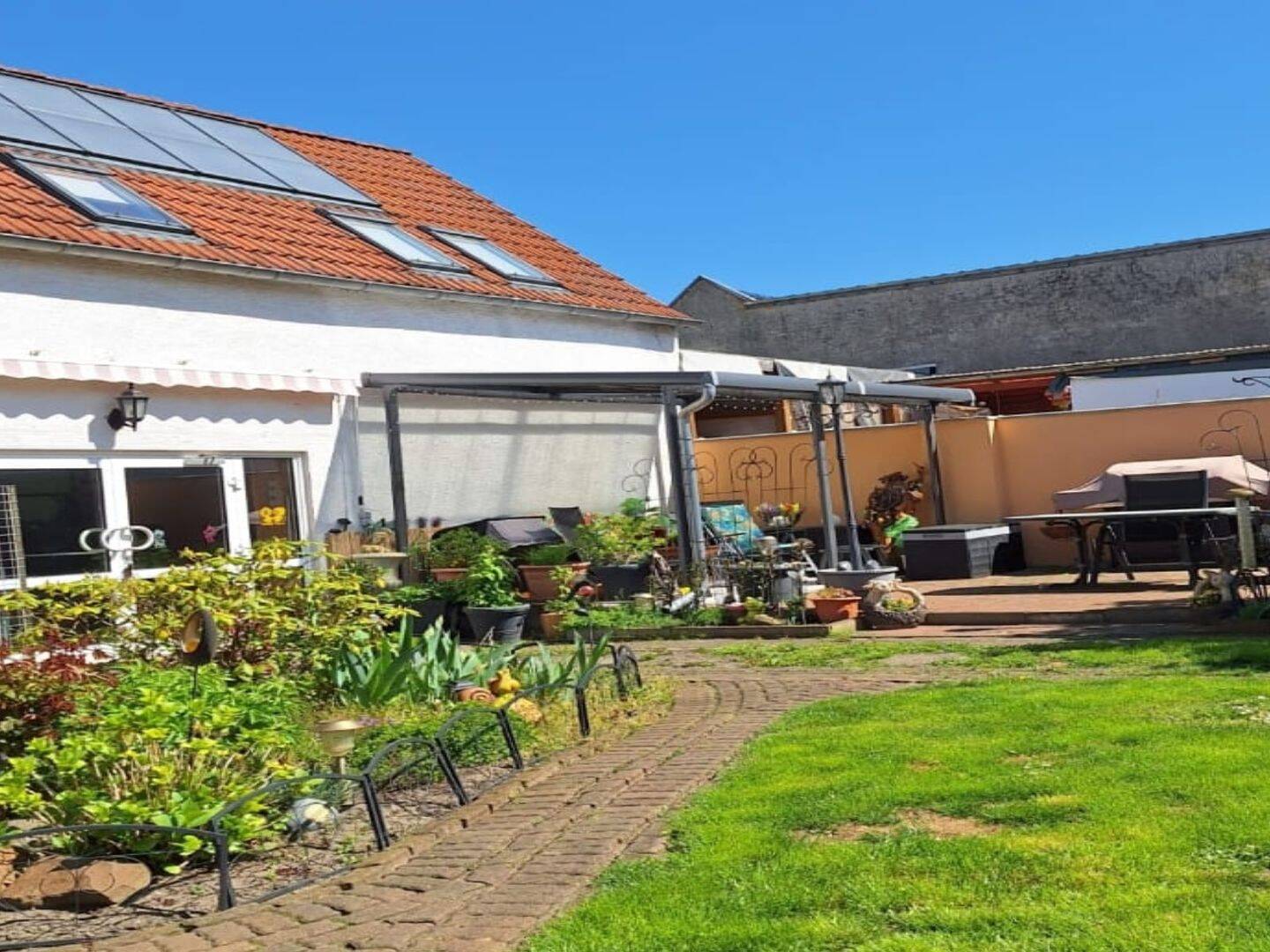 Zwei freistehende Häuser auf einem großem Grundstück, 6847 Dessau-Roßlau