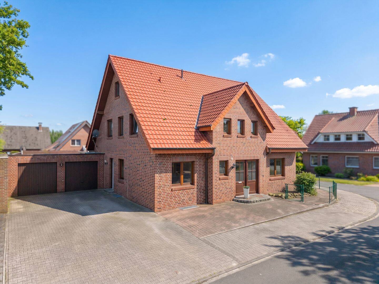 Gepflegtes Zweifamilienhaus mit zwei separaten Wohneinheiten und großem Garten, 48465 Samern