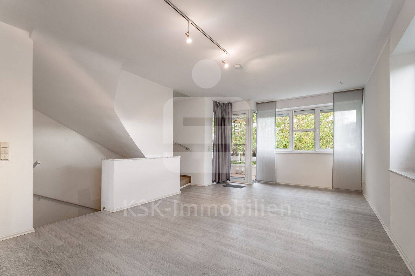 Großzügige Maisonette mit Hauscharakter und eigenem Garten – Wintergarten & Balkon inklusive, 50374 Erftstadt