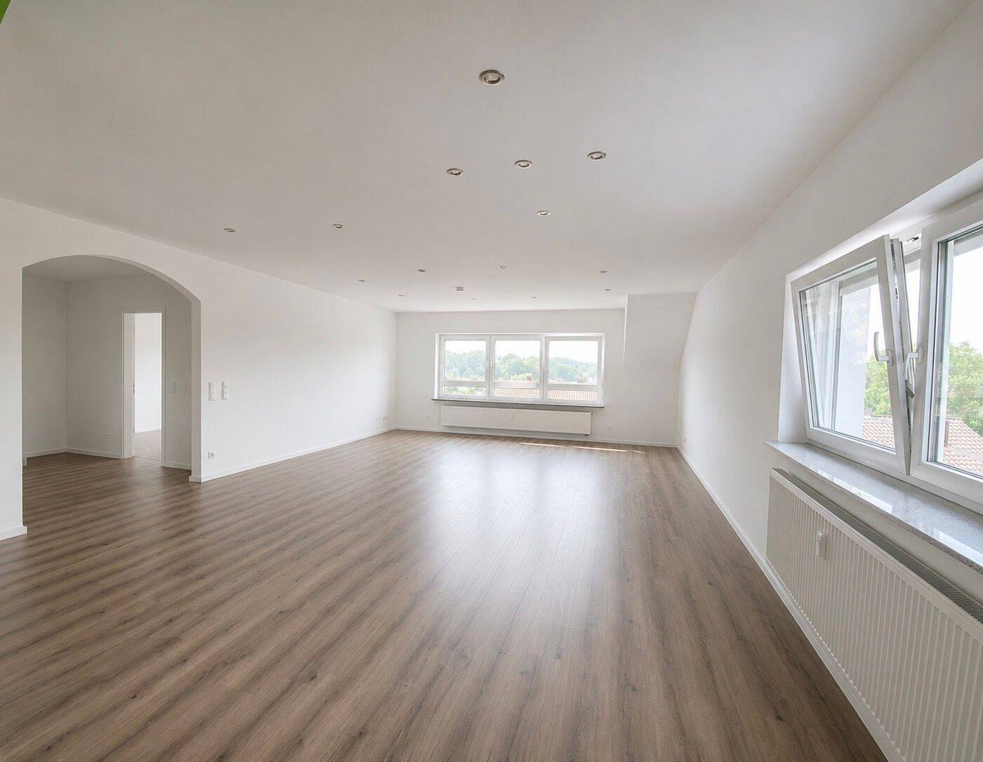 Moderne 4,5-Zimmer-Dachgeschosswohnung | 142 m² | hochwertige Einbauküche | Weitblick | Dreifamilienhaus, 75031 Eppingen