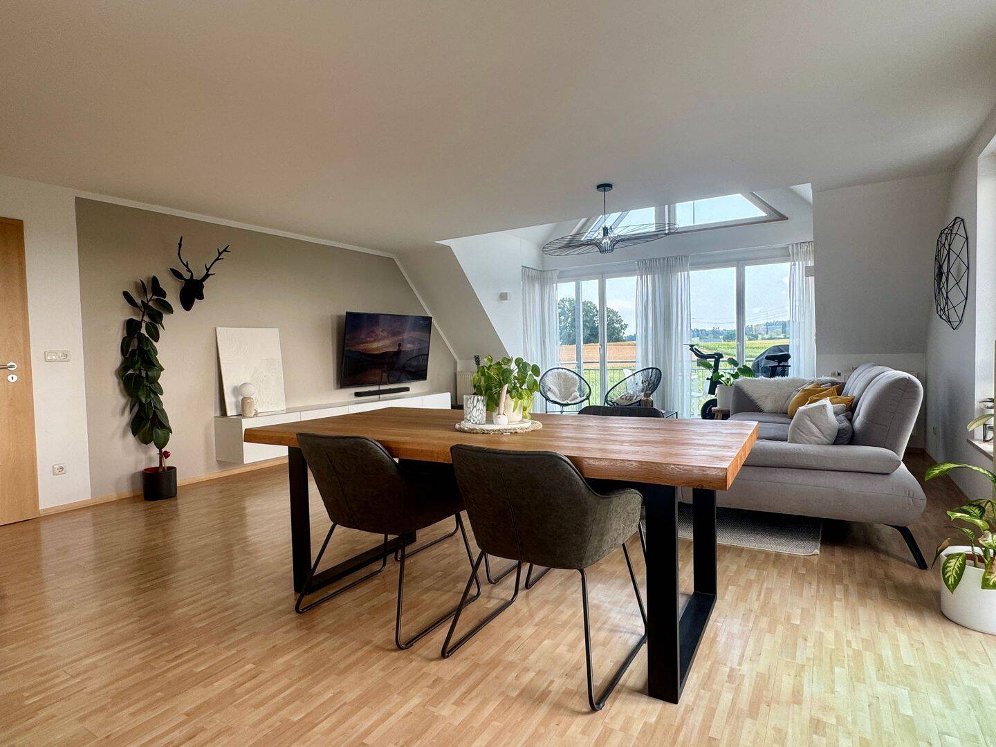 Exklusive Maisonette-Wohnung in ruhiger Ortsrandlage – Wohnen mit traumhaftem Ausblick in AIC-Ecknach, 86551 Aichach