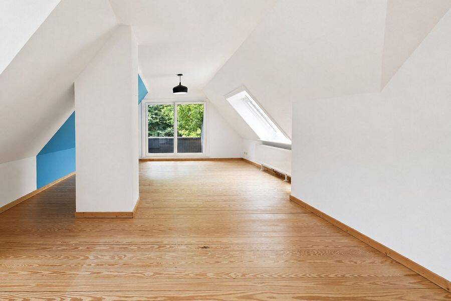 Wohnkomfort unterm Dach: Neuwertige 3-Zimmer-Wohnung mit Südbalkon, 22949 Ammersbek