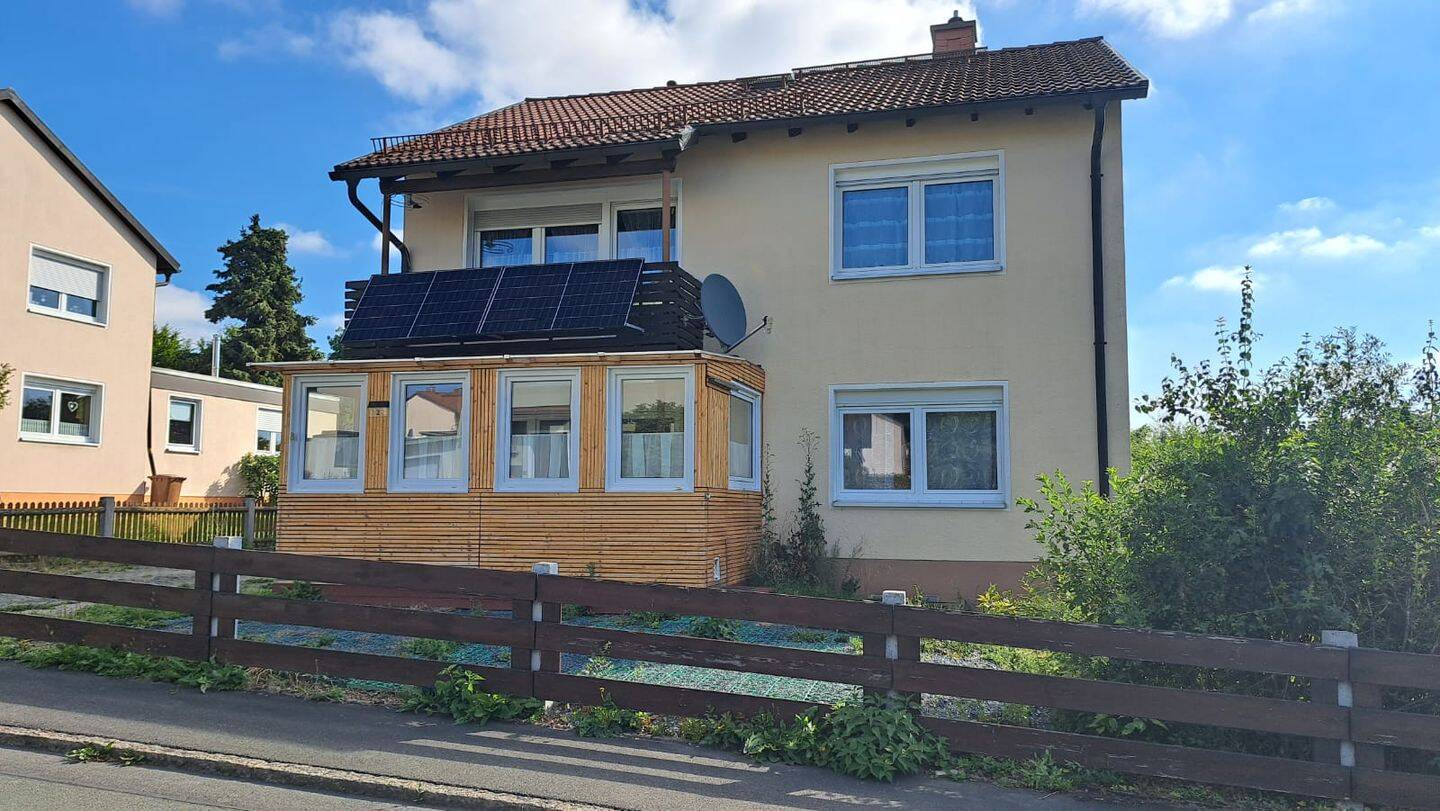 Attraktives EFHin Rehau – ca. 113 m² Wfl. – Grst. 820 m² – Doppelgarage – Balkon – idyllische Ortsrandlage, 95111 Rehau