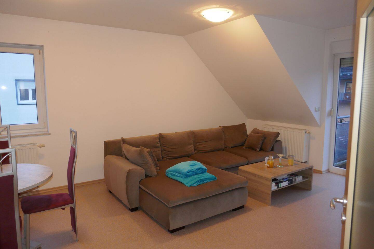 Lichtdurchflutete, gepflegte Dachgeschosswohnung mit Balkon und Garage, 92245 Kümmersbruck
