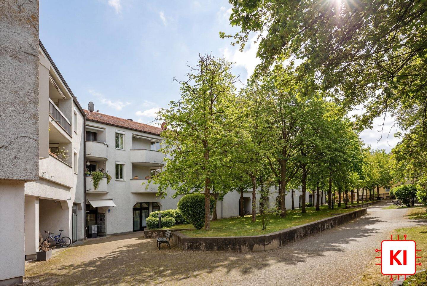 Renovieren und Einziehen! Gut geschnittene 3-Zimmer-Wohnung mit ruhigem Westbalkon, 81925 München (Bogenhausen)