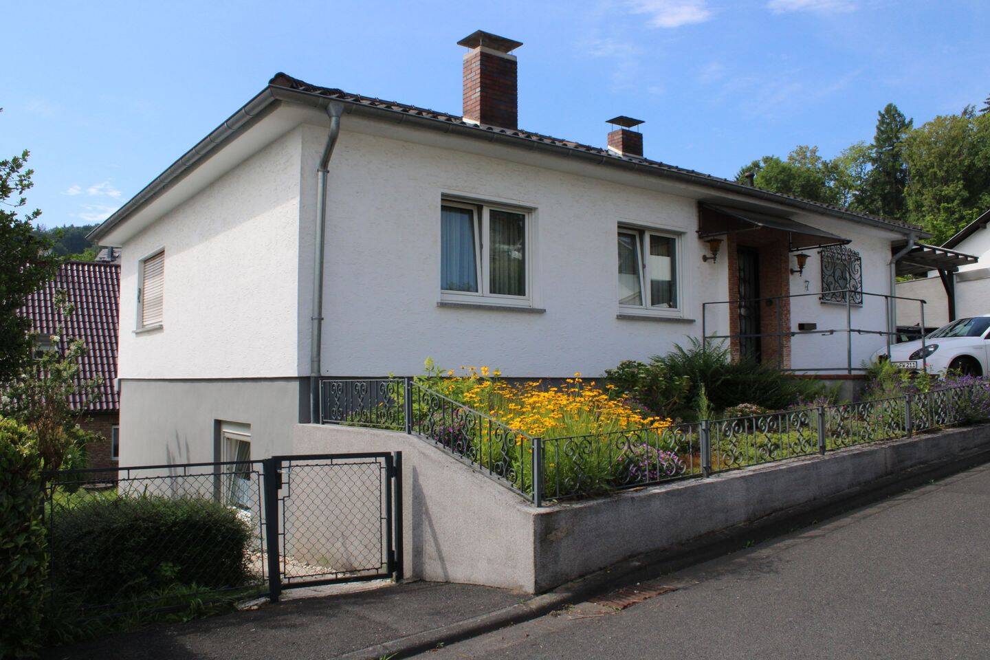 Freistehender Bungalow in Königswinter-Thomasberg: Flexibles Wohnen mit Einliegerwohnung, 53639 Königswinter
