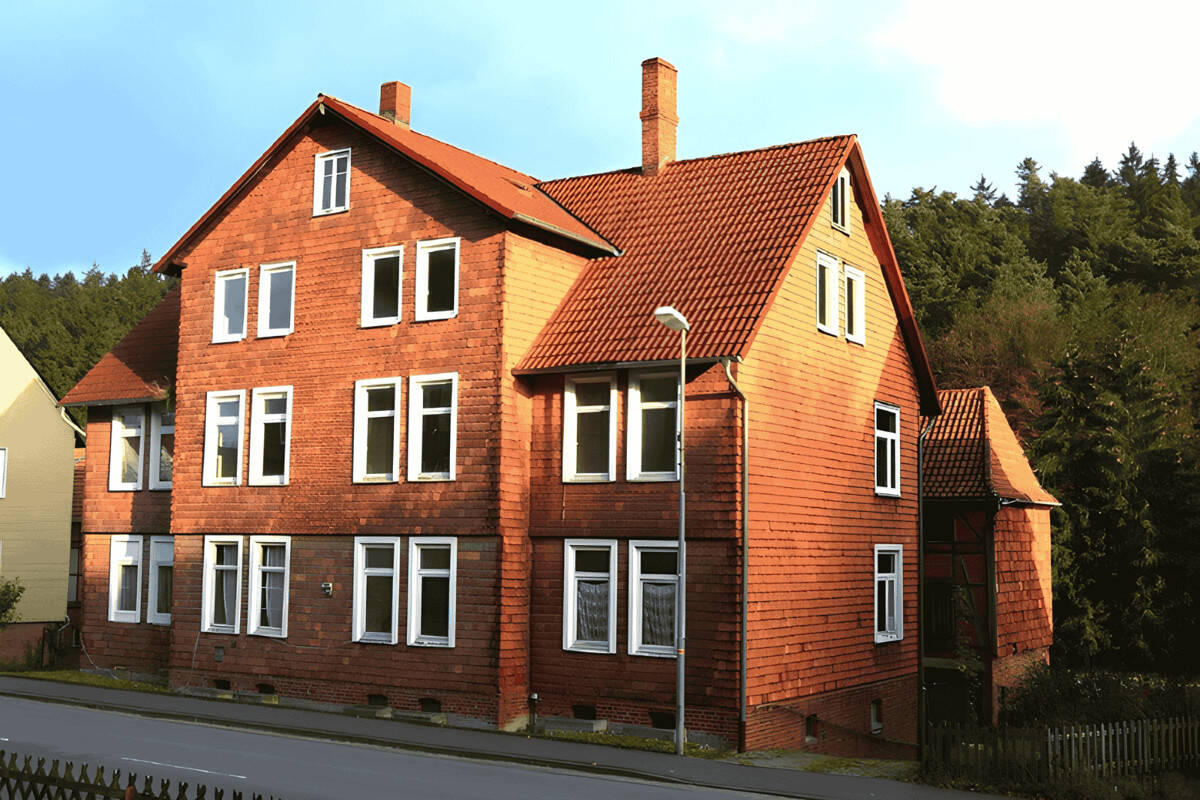 Mehrfamilienhaus mit Remise am Waldrand von Grünenplan, 31073 Delligsen