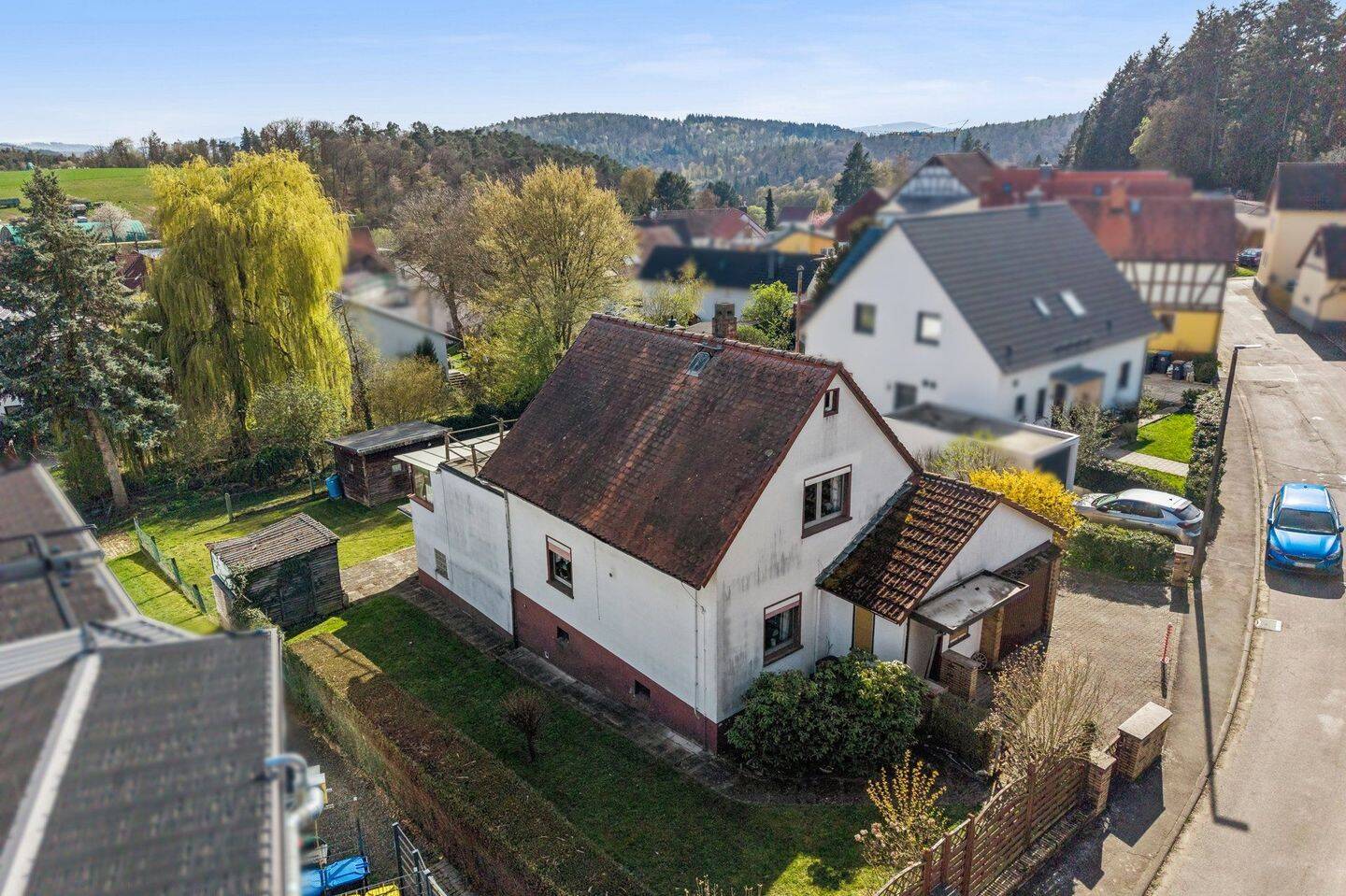 Geräumiges, teilmodernisiertes Haus auf sonnigem, großen Areal zentral in Butzbach -Maibach, 35510 Butzbach