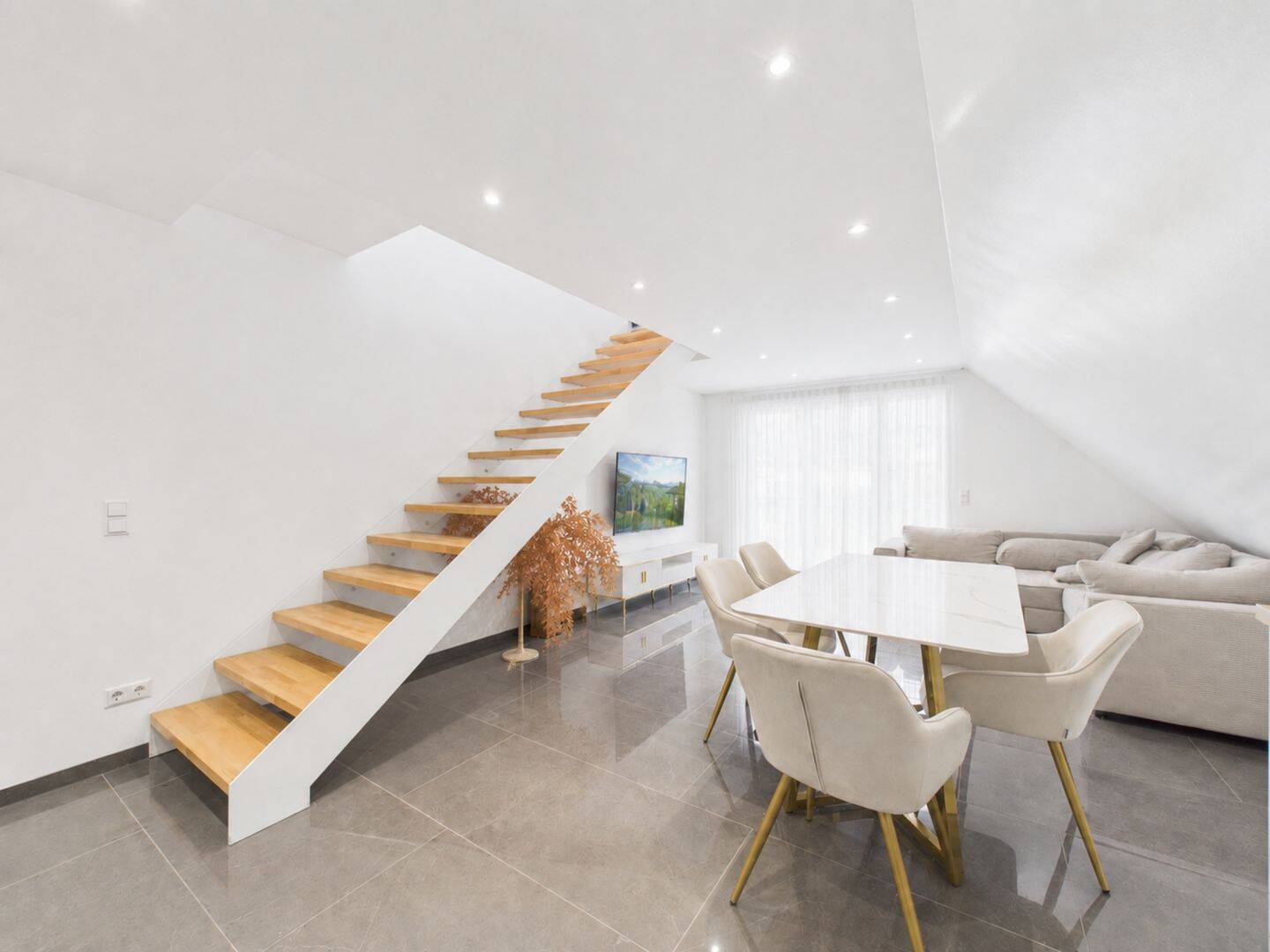 Maisonettewohnung mit ausgebautem Dachgeschoss, Balkon & viel Platz zum Wohnen