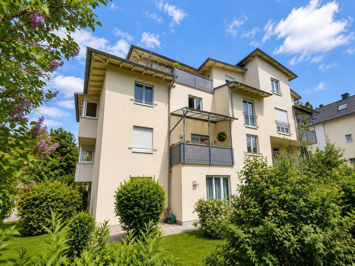 Vermietete 3-Zimmer-Dachgeschosswohnung mit großer Dachterrasse und zwei Stellplätzen, 4416 Markkleeberg