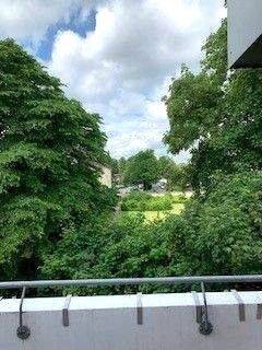 Helle und gut geschnittene Zwei-Zimmer-Wohnung mit Balkon und Einbauküche (55,8m²) zu verkaufen, 24534 Neumünster (Innenstadt)