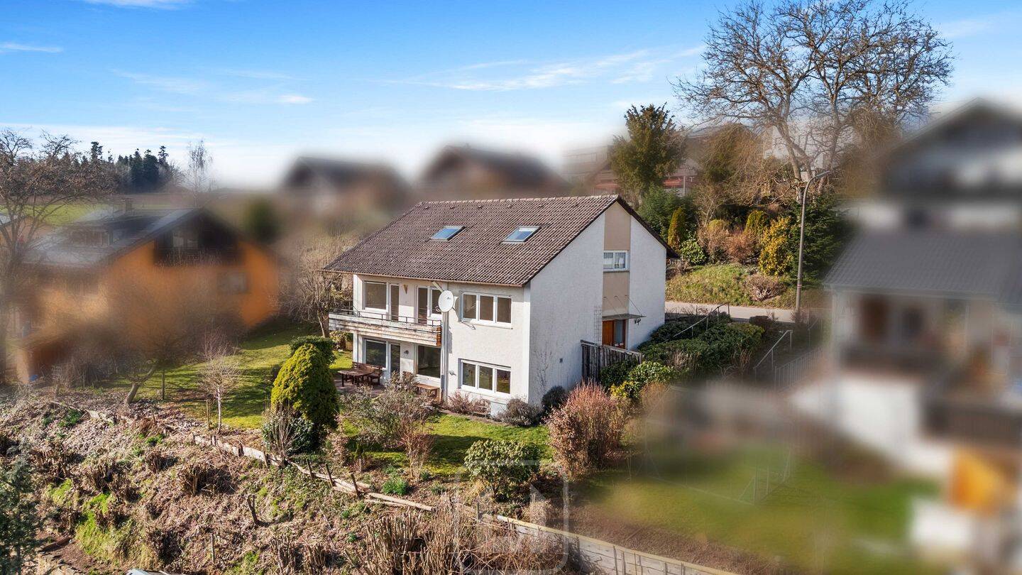 Zweifamilienwohnhaus voller Charme | Traumhafte Aussicht | Grüner Garten | Pure Lebensfreude, 72213 Altensteig