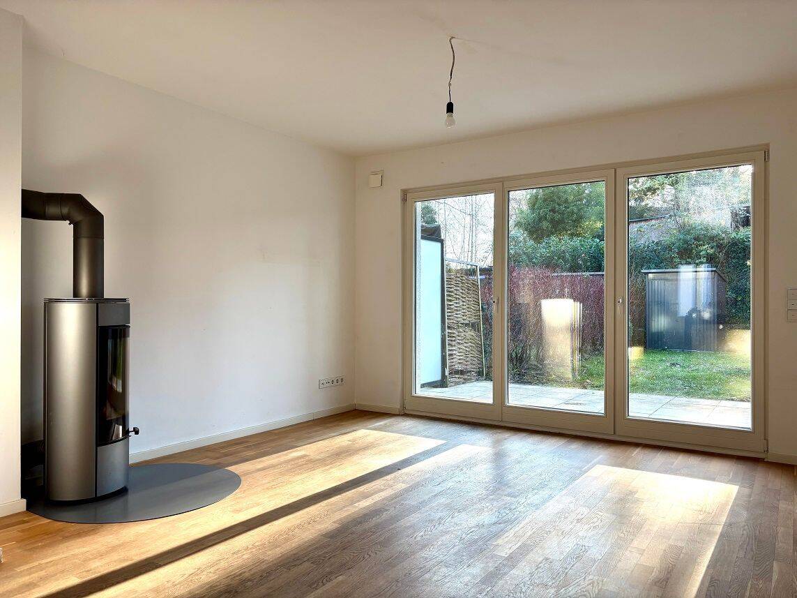 Modernes Reihenmittelhaus mit Dachterrasse und kleinem Garten in Hamburg Duvenstedt