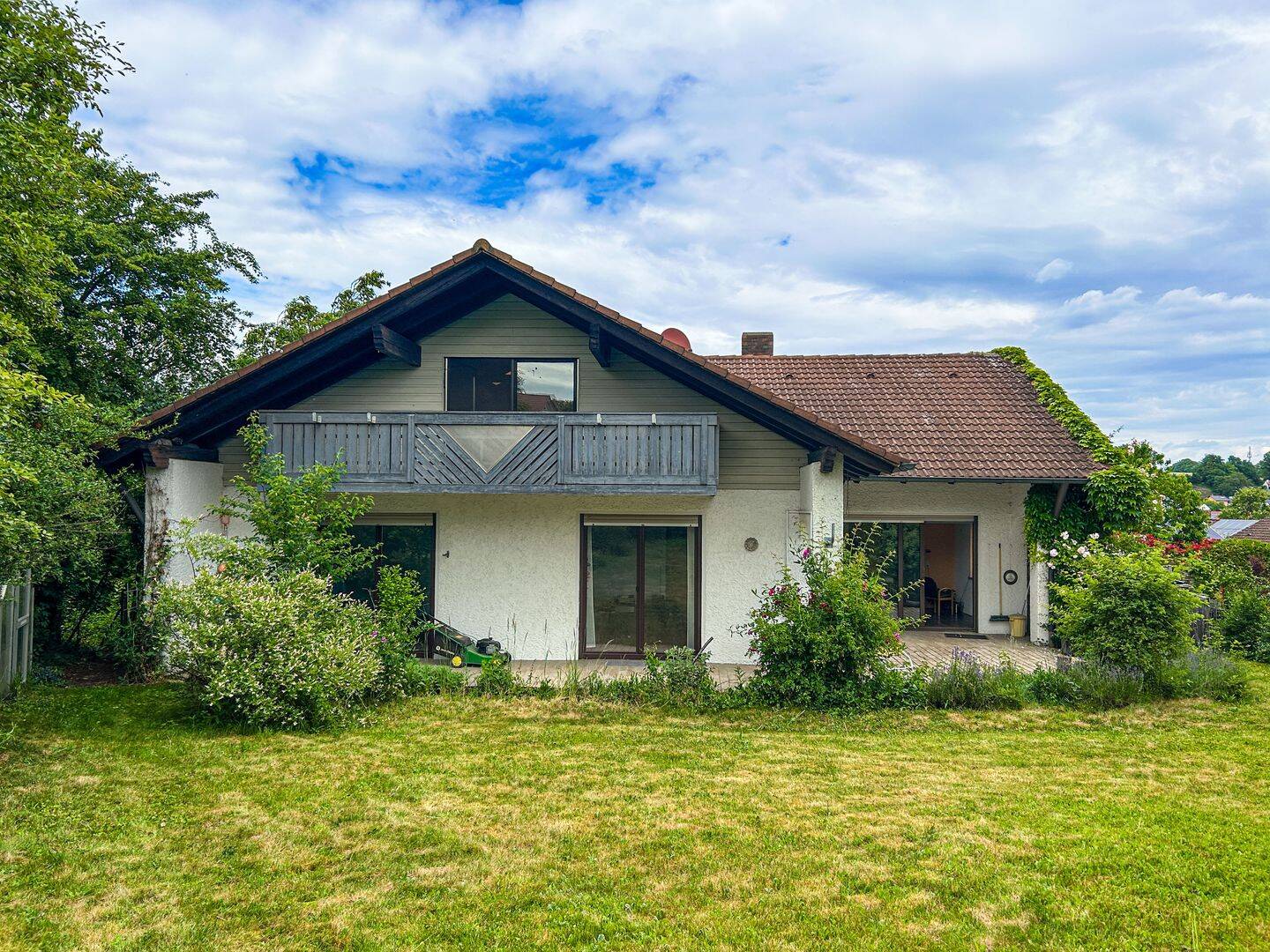 Bezugsfreies Zweifamilienhaus mit zwei Wohneinheiten und großem Garten in Aiglsbach, 84089 Aiglsbach
