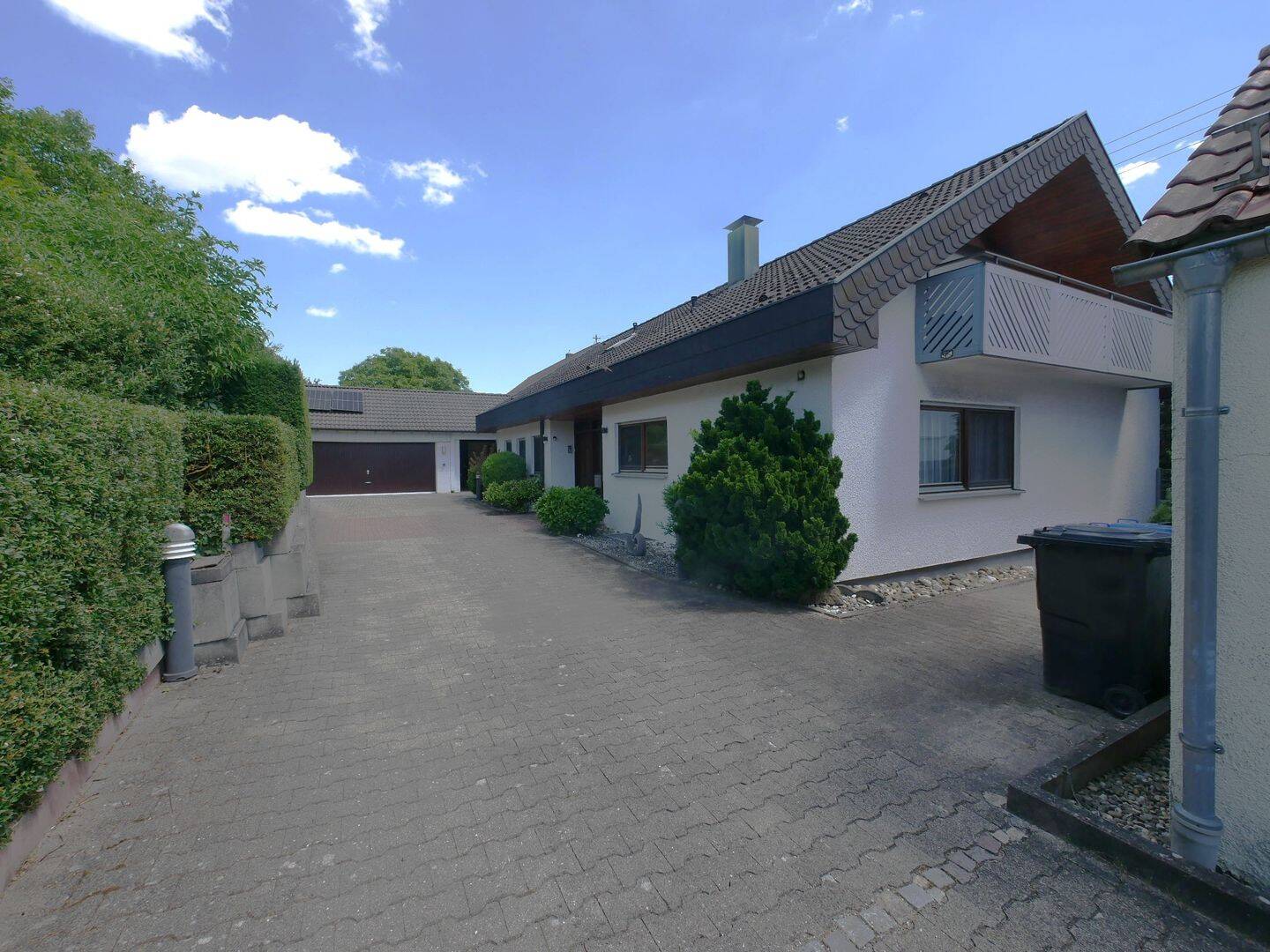 Attraktiver Winkelbungalow mit Einliegerwohnung in sehr ruhiger und sonniger Lage in Michelfeld, 74545 Michelfeld